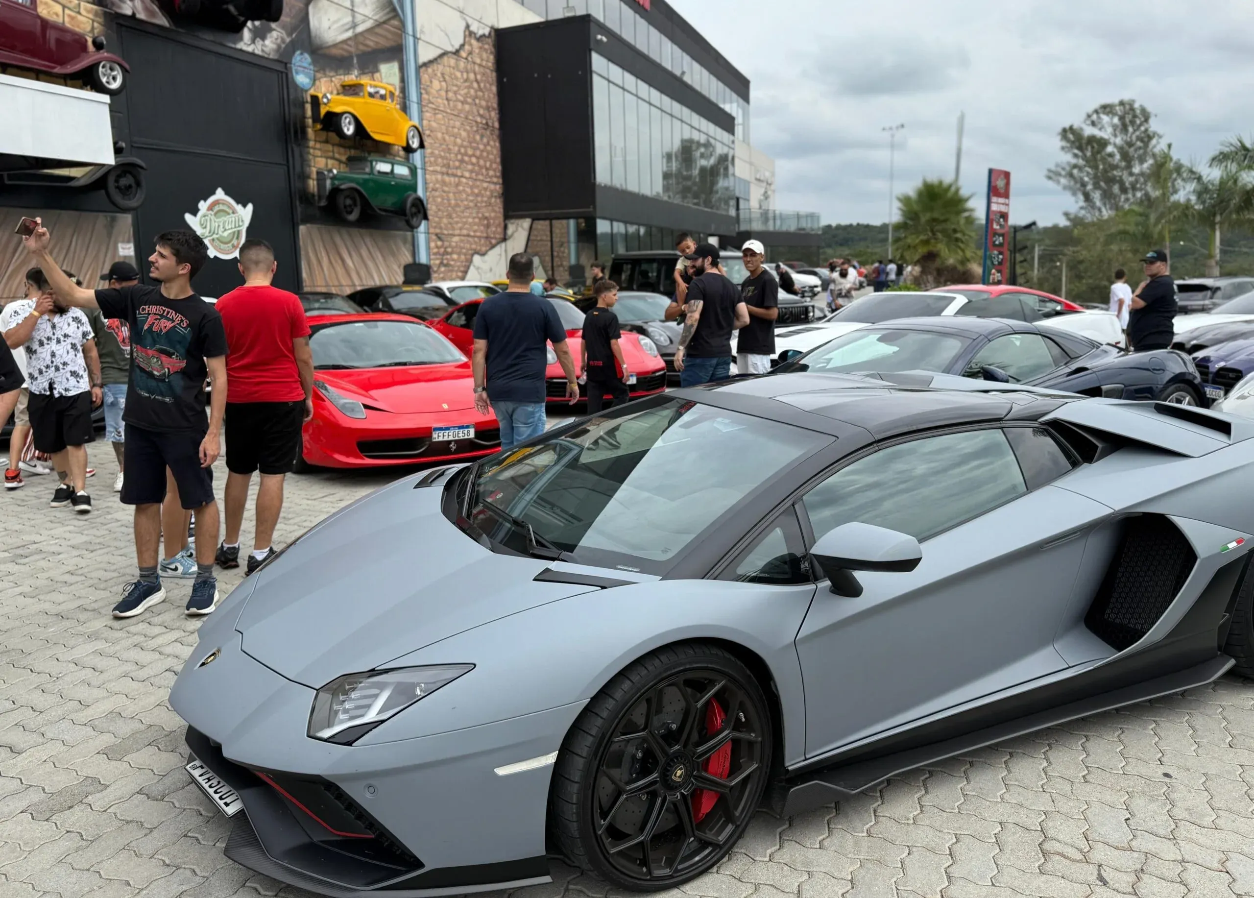 Membros do Super Carros Alphaville reunidos no evento Dream Car, em São Roque