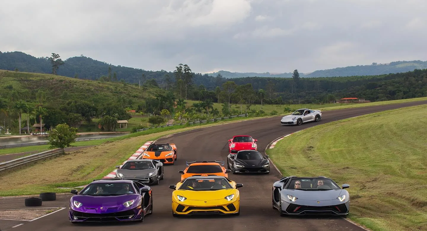 Frota de supercarros do Super Carros Alphaville em formação no autódromo de São Roque